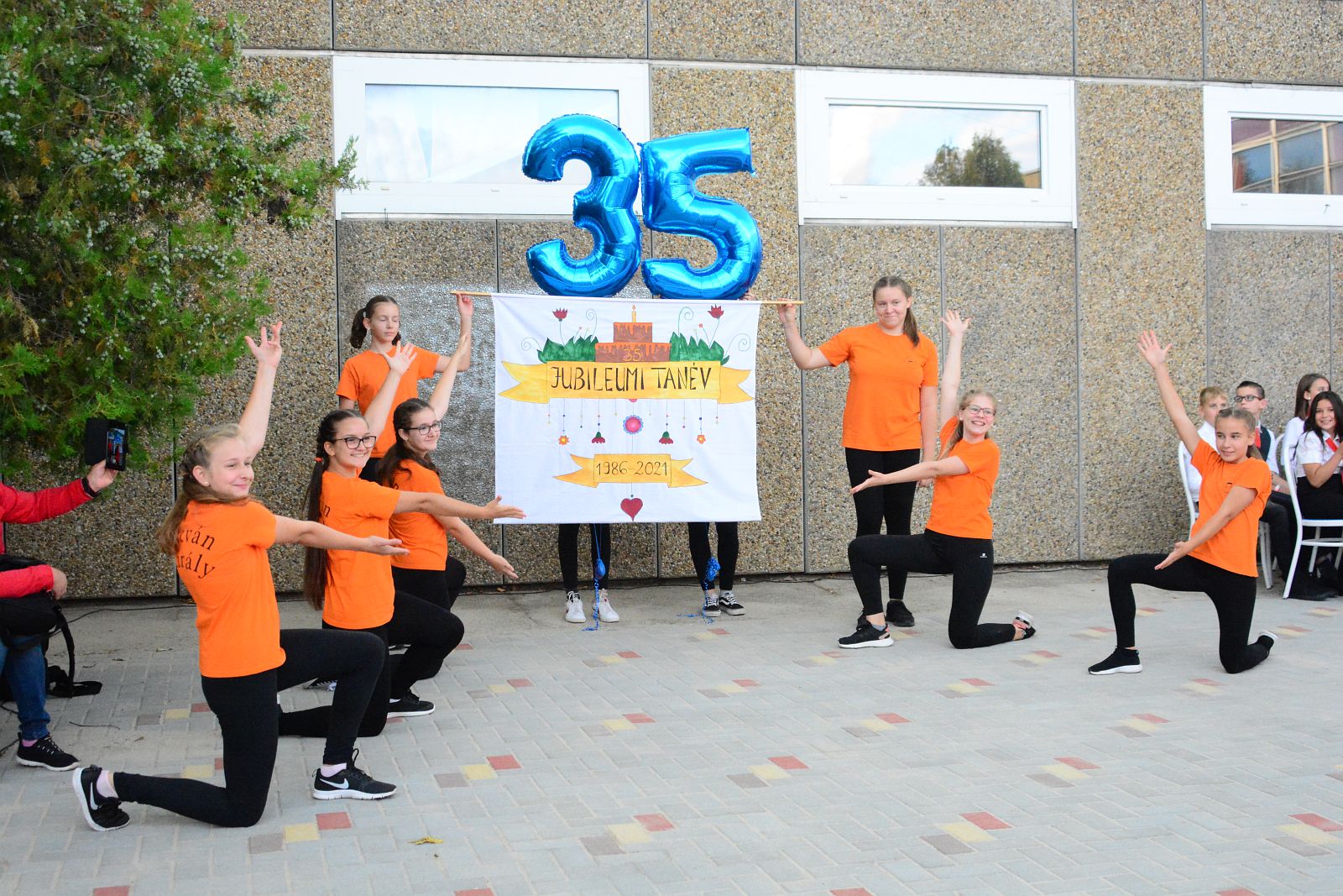 Tanévnyitó az idén 35 éves István Király Általános Iskolában